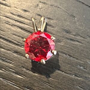 Vintage Round Garnet‑Look Solitaire Pendant – Yellow Gold Tone – 6‑Prong